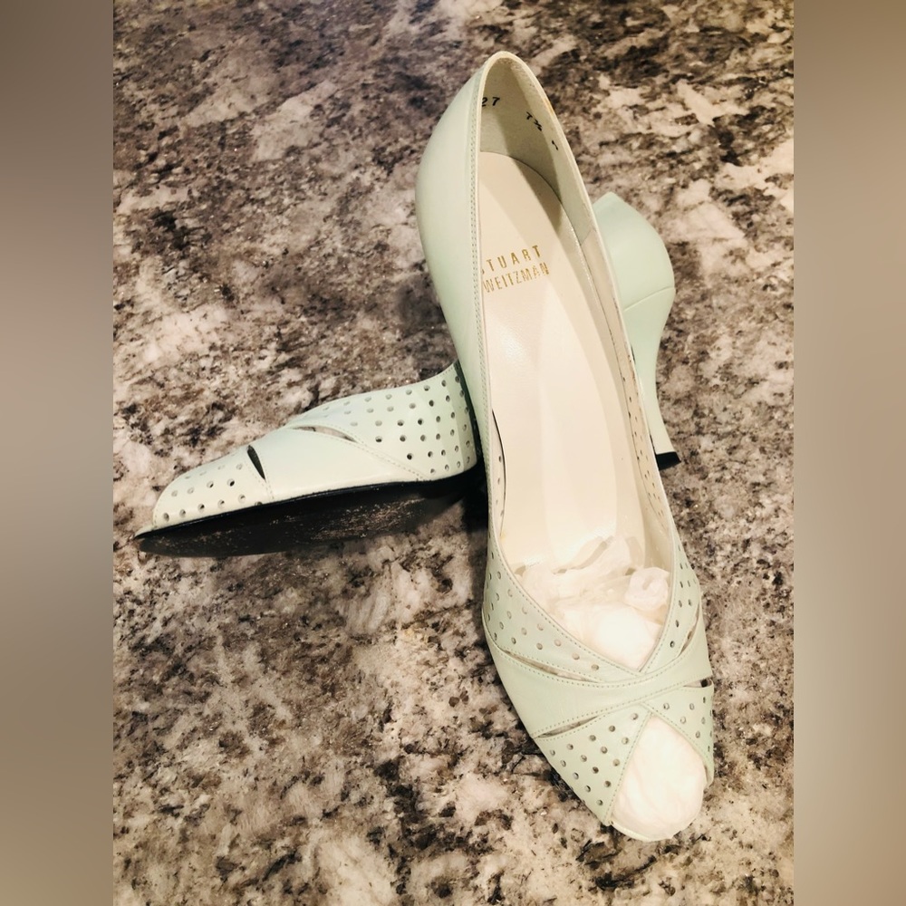 Beautiful feminine pumps worn wonky couple times